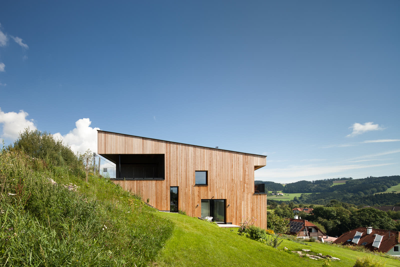 Holzhaus am Hang in Kirchschlag, gebaut von Simader